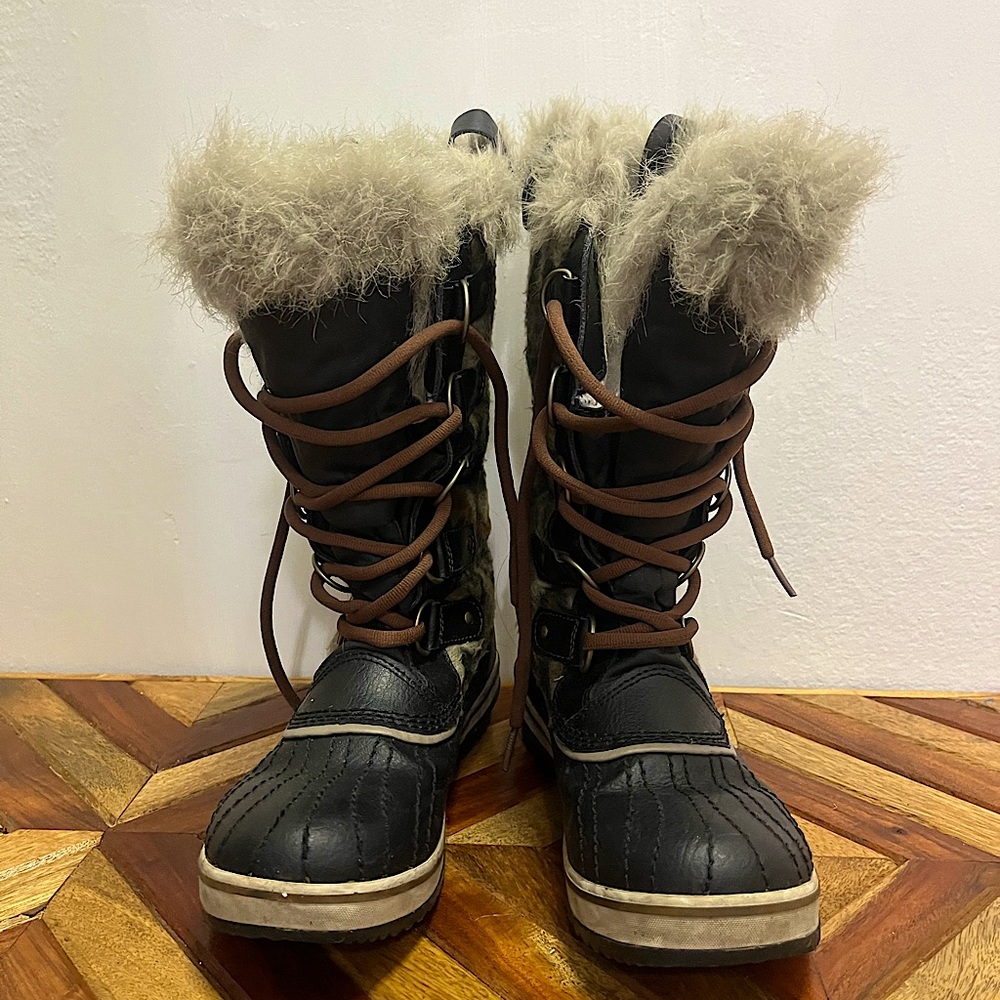 Sorel “Joan of Arctic” winter boots.